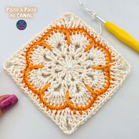 Passo a passo desse lindo trabalho de crochê no YouTube! #SquareCrocheArtedeAmar #Crochê #Crochet #Pontodecrochefacil #Pontodecrochê #Quadradinhodecrochê #Squaredecrochê Knit A Square, Crochet Lessons, Crochet Patterns Free Blanket, Crochet Videos Tutorials, Crochet Square Patterns, Yarn Tail, Granny Squares Pattern, How To Knit, Granny Square Crochet Pattern