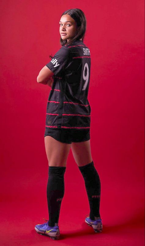 Media Day Poses Soccer College, Media Day Inspo Sports, Individual Soccer Picture Poses, College Soccer Media Day Poses, Sophia Smith Soccer, Soccer Photoshoot Ideas, Soccer Media Day Poses, Soccer Media Day, Soccer Photoshoot