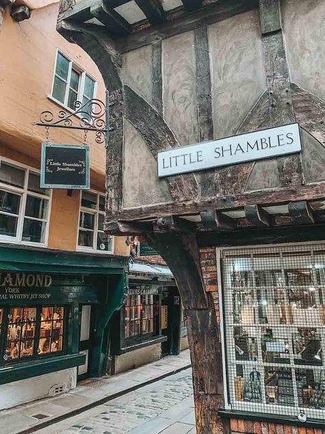 The Shambles York Harry Potter Heaven. A medieval street in York with Harry Potter shops just like Diagon Ally. All things magical just for Potterheads #harrypotter #york #yorkshire #daysoutyork #harrypotteruk #theshambles York Autumn Uk, Harry Potter Diagon Ally, York Harry Potter, Shambles York, Medieval Street, The Shambles, York Yorkshire, York Uk, Travel Art Journal