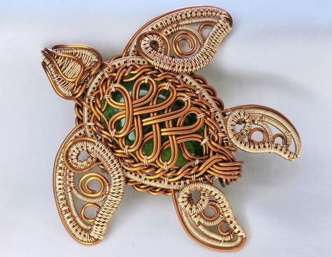 New turtle pendant 🐢💚 Tutorial coming soon... Pendant Tutorial, Celtic Design, Turtle Pendant, Wire Work Jewelry, Pet Holiday, Work Jewelry, Wire Weaving, Wire Crafts, Celtic Designs