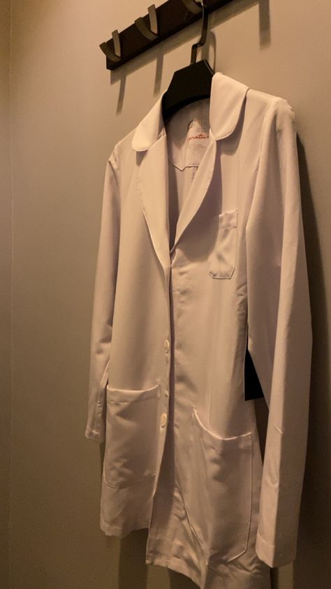 Lab Coat Aesthetic, Aesthetic Doctor, Medical School Life, Nurse Aesthetic, Pink Tumblr Aesthetic, University Outfit, Medical School Inspiration, College Aesthetic, Future Doctor