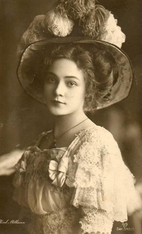 Asian Reference, Victorian Character, Istoria Modei, Journal Decoration, Vintage Foto's, Edwardian Hairstyles, Portrait Vintage, Portrait Photos, Gibson Girl