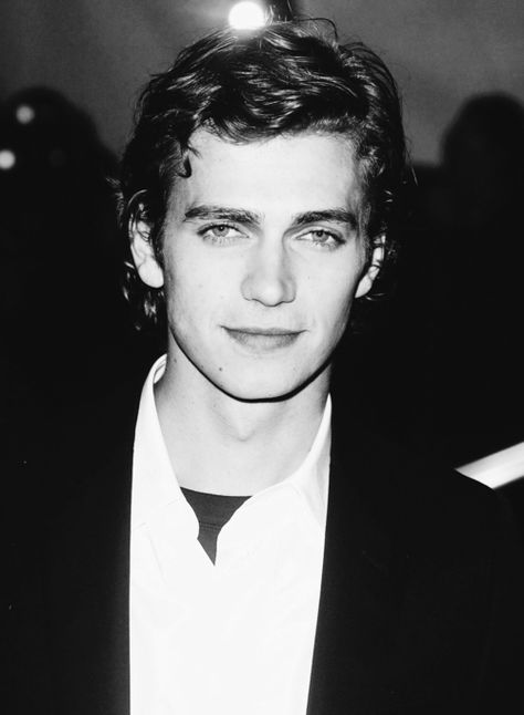 Hayden Christensen Black And White, Chad Face, Anakin Vader, Anakin And Padme, Star Wars Anakin, Aaron Warner, Star Wars Men, Hayden Christensen, Camera Flash