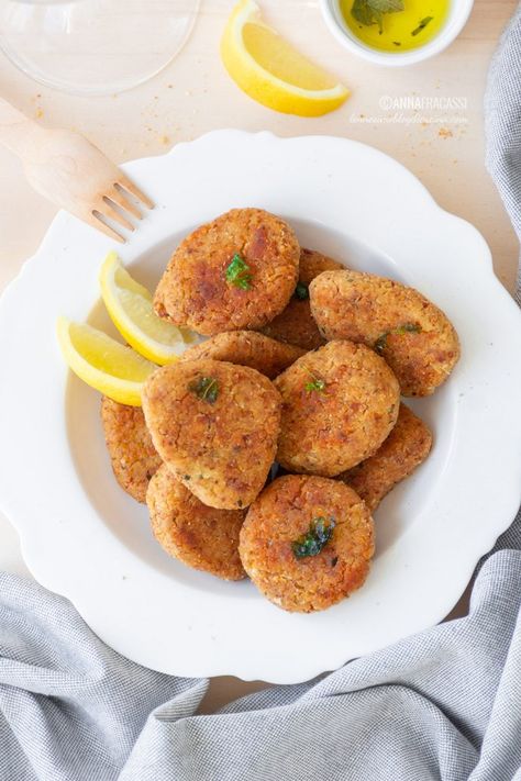 Nuggets vegetariani di fagioli cannellini - L'ennesimo blog di cucina Man Vs Food, Veg Recipes, Veggie Burger, Detox Recipes, Vegan Recipes Healthy, Vegan Dishes, Light Recipes, Different Recipes, Gnocchi