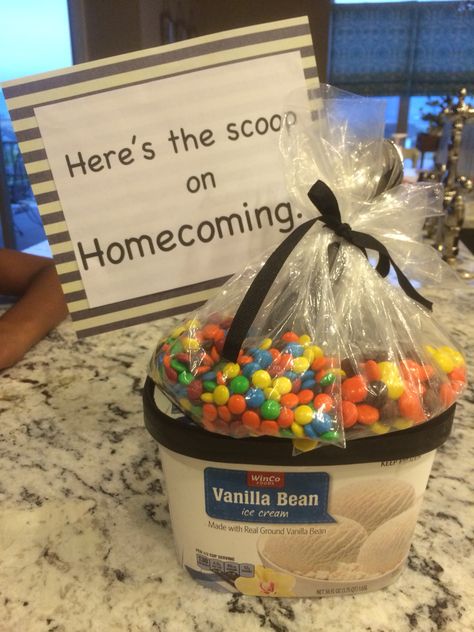 Homecoming response. "Here"s the scoop on Homecoming " .  Response was laminated and placed in ice cream.  Added toppings and scoop to top by tying them together with a ribbon. Ice Cream Hoco Proposals, Homecoming Response Ideas, Hoco Response Ideas, Dance Answers, Homecoming Dance Proposal, Dance Asks, Sadies Proposal, Sadies Dance, Dance Proposals