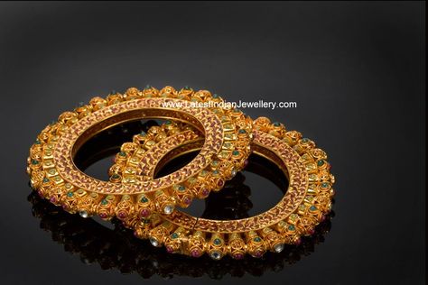 bangels Gold Bala Design, Gold Kada, Gold Jewelry Outfits, Antique Gold Jewelry Indian, Jewelry Photoshoot, Bride Jewelry, Antique Gold Jewelry, Golden Jewelry, Bangles Jewelry Designs