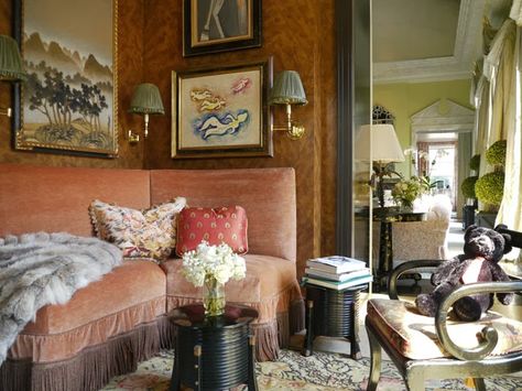 Eye For Design: Decorating With Tortoise Shell Corner Banquette, Mario Buatta, Corner Seating, Sweet Corner, Traditional Chic, English Room, English Decor, British Country, New York Apartment