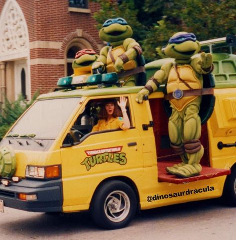 Rare shot of the Ninja Turtles (and April) at Disney's MGM Studios back in the early '90s. Naturally, they're riding in the Turtle Van. Ninja Turtle Van, Lost Characters, The Ninja Turtles, Mgm Studios, Tmnt Art, Retro Theme, Theme Parks, Character Costumes, Back In The Day