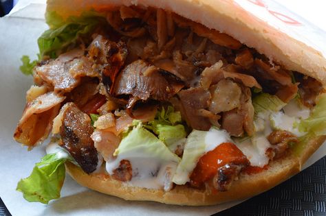 Doner Kebab! Italian flavor | par R Ahamed Ony Döner Kebab, Sliced Tomatoes, Doner Kebab, Turkey Meat, Kebabs, Living Food, Turkey Recipes, Food Cravings, Pulled Pork