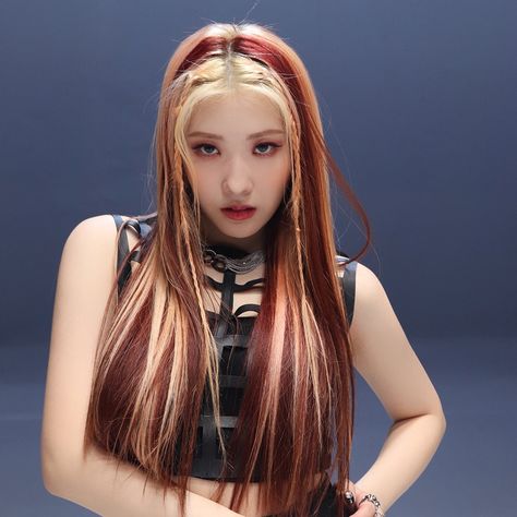 Kpop Idol Hair Inspiration, Chaein Purplekiss Icon, Chaein Icon, Purple Kiss Chaein, Kpop Hair Color, Hair Color Options, Kpop Hair, Beauty Pop, Purple Kiss