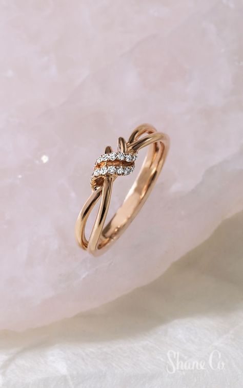 Rose Gold Finger Rings, Engagement Rings For Women In Gold, Latest Gold Ring Designs, خواتم خطوبة, قلادات متدلية, Hand Jewelry Rings, Couple Ring Design, Ring Jewellery Design, Gold Earrings Models