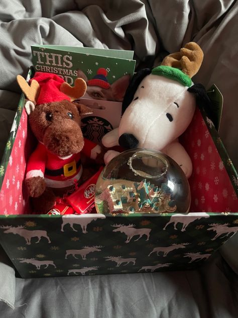 Christmas Box For Girlfriend, Gift Ideas For Girlfriend Christmas, Box For Girlfriend, Gift Basket For Her, Gift Ideas For Girlfriend, Ideas For Girlfriend, Couple Activities, Girlfriend Christmas, Creative Gifts For Boyfriend