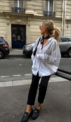 Doen Blouse Outfit, White Fitted Button Down Shirt Outfit, Summer Rain Work Outfit, French Workwear Style, Summer To Fall Work Outfits, Spanish Style Fashion Women, Spain Street Style Winter, Spring Fashion Inspo 2024, Spring 24 Outfits