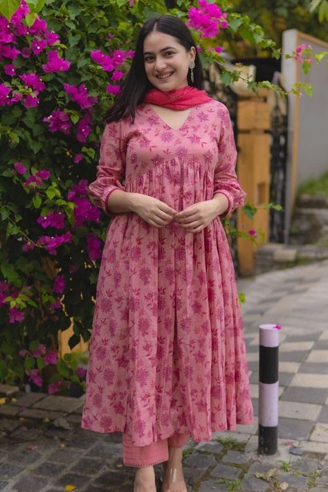 Casual Anarkali, Cotton Dress Pattern, Stylish Kurtis Design, Simple Frocks, Anarkali Dress Pattern, Simple Kurta Designs, Simple Kurti Designs, Stylish Short Dresses, Long Kurti Designs