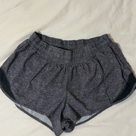 Grey Lululemon Low Rise Hotty Hot Shorts In 2.5 Inch - Size 10. These Are Basically Brand New. No Pilling Or Stains Anywhere. Cute Outfits With Leggings, Lulu Shorts, Cute Clothing Stores, Lululemon Hotty Hot Shorts, Hotty Hot Shorts, Shorts Lululemon, Hot Shorts, Lululemon Shorts, Lululemon Women