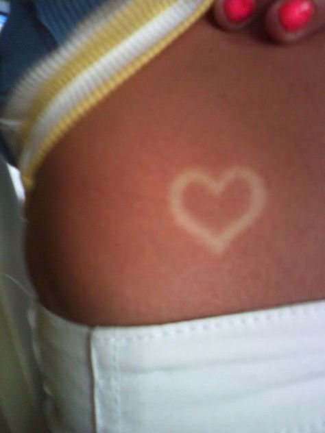 Tattoo from a tan... this is actually kinda cool! Suntan Tattoo, Sunscreen Tattoo, Small Beach Tattoos, Tanning Stickers, 16 Aesthetic, Beach Sunscreen, Tan Tattoo, Summer Tattoo, Beach Tattoo