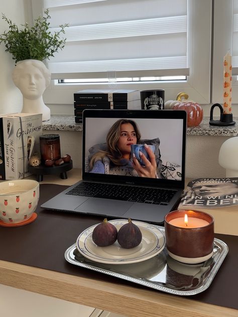 Watching Vlogs Aesthetic, Watching Youtube Aesthetic, Cute Desk Setup, Room Inspo Decor, Girly Candles, Candles Cozy, Fall Autumn Aesthetic, Winter Princess, Cozy Candles