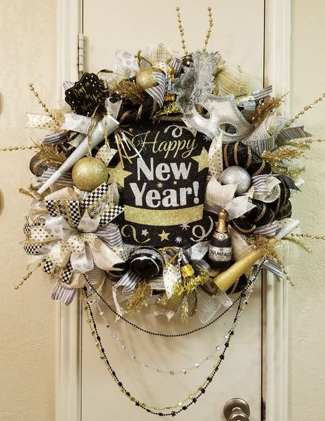 Happy New Year Deco Mesh Wreath New Year Wreath, Font Door, Wreath Party, Wreath Making Tutorials, New Year Diy, Silver Wreath, Winter Decorations Diy, Wire Wreath Frame, New Years Eve Decorations