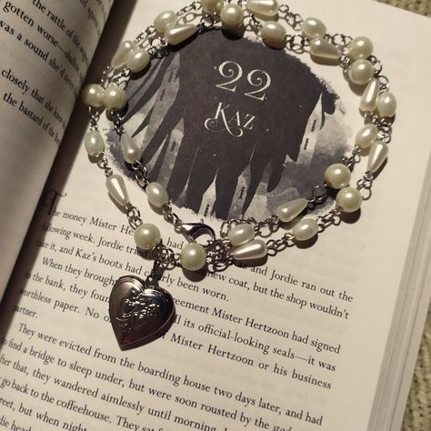 Six Of Crows Jewellery, Crow Jewelry, Kaz Brekker, Bracelet Inspo, Six Of Crows, Project Inspiration, Girl Stuff, Crows, Tiffany Heart