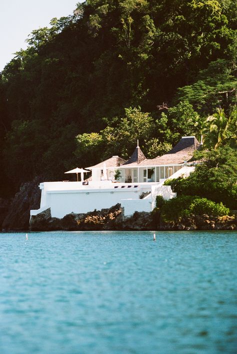 Round Hill has attracted fashion and cultural icons for decades, with former – and living – legends calling the resort a home away from home. Book our villa tour while you’re here to learn more of Round Hill’s storied past and present. #RoundHillResort Round Hill Jamaica, Mahogany Bed, Hill Resort, Ralph Laurent, Deep Soaking Tub, St Barth, Ocean Views, Living Legends, Past And Present