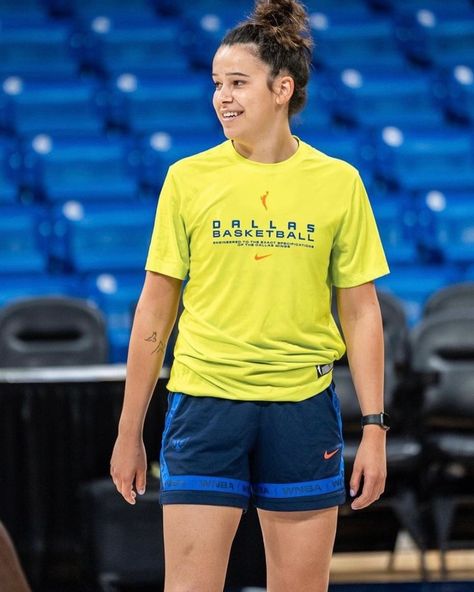 🇨🇦🧳 Interview with Lou Lopez- Sénéchal in "Portrait of the Week": @loulpzs Lou Lopez Sénéchal is a talented French-Mexican basketball player who plays for the Dallas Wings in the WNBA. She gained attention for her impressive performances in college basketball in the United States. She first played for Fairfield University before transferring to the University of Connecticut (UConn). At UConn, Lou excelled, showcasing her scoring ability, defensive skills, and leadership qualities. Lou's... Fairfield University, Le Basket, Sports Photo, University Of Connecticut, Leadership Qualities, Wnba, Basketball Player, College Basketball, Basketball Players