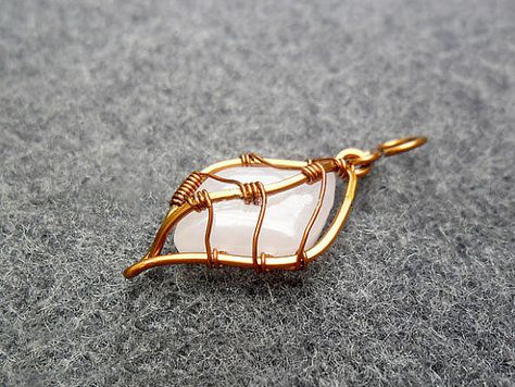 PRETTY LEAF pendant copper wire combined pink by MakeMyStyle Wire Jewerly, Wire Jewelery, Pretty Leaf, Wire Jewelry Making, Wire Jewelry Designs, Wire Wrapping Stones, Diy Wire Jewelry, Wire Work Jewelry, Wire Necklace