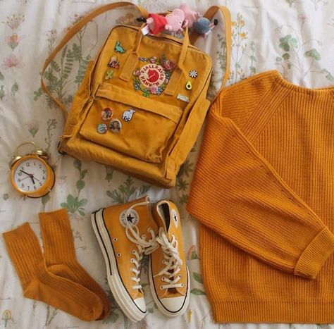 Mochila Fjallraven Kanken, Mochila Jansport, Look 80s, Fjällräven Kånken, Aesthetic Backpack, Flower Patch, Yellow Aesthetic, Soft Grunge, Grunge Style