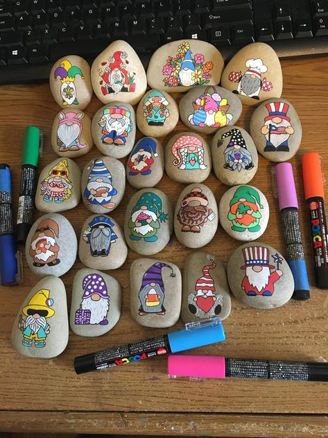 Christmas Pebble Art, Gnome Paint, Garden Rock Art, Skull Art Drawing, Mermaid Painting, Christmas Rock, Painted Rocks Craft, Painted Rocks Diy, Rock Painting Ideas Easy