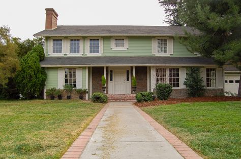 1980s House Exterior, 90s House Exterior, 80s House Exterior, 1980s House, 90s House, 80s House, 80s Home, Pretty Houses, Bloxburg Ideas