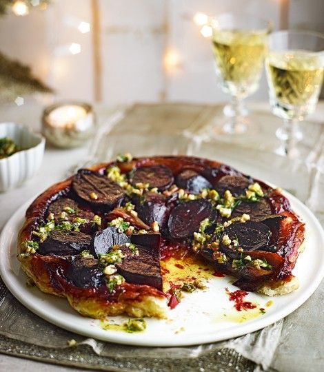 Beetroot-and-shallot-tarte-tatin Shallot Tarte Tatin, Tart Tatin, Dinner Party Starters, Vegan Christmas Dinner, Beetroot Recipes, Dill Dressing, Vegetarian Christmas, Table D Hote, Diner Recept