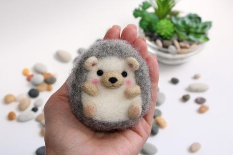 Cuddly Creature Needle Felting Tutorial, Needle Felted Cat, Needle Felting Diy, Needle Felting Tutorials, Hedgehog Art, Needle Felting Kits, Needle Felting Projects, Cute Hedgehog, Felting Tutorials