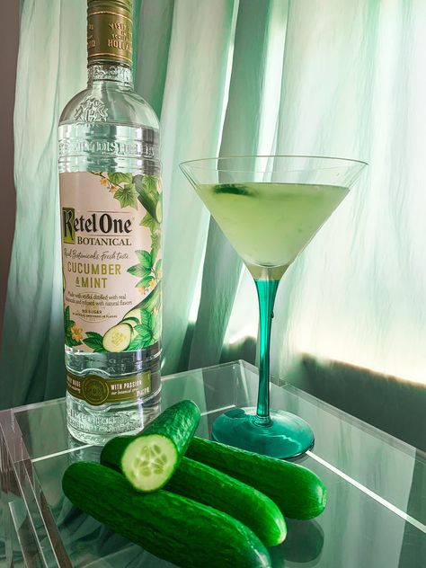 Cucumber Martini With Cucumber Vodka, Cucumber Martini Recipe Vodka, Cucumber Martini Recipe, Cucumber Vodka Drinks, Cucumber Mojito, Cucumber Martini, Martini Recipes Vodka, Cucumber Vodka, Fun Drink Recipe