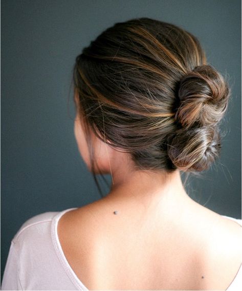 quick double bun updo Chignon Simple, Second Day Hairstyles, Easy Bun Hairstyles, Best Wedding Hairstyles, Work Hairstyles, Hair Trend, Hairstyles Curly, Braided Hair, Hair Collection