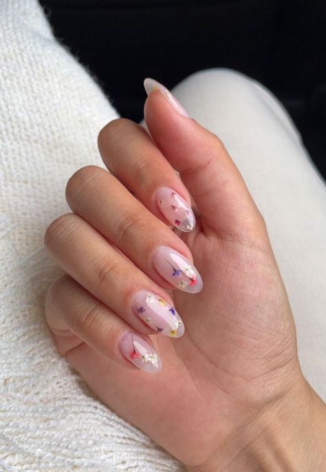 Dried Flower Gel Nails, Dried Flower Manicure, Minimalist Flower Nails, Dried Flower Nails Acrylics, Nails With Dried Flowers, Dried Flowers Nails, Dry Flower Nail Art, Dried Flower Nails, Dried Flower Nail Art