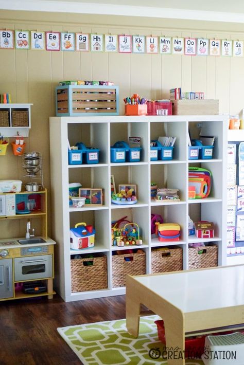 Playroom Homeschool Classroom Combination Childminding Room, Homeschool Room Design, Homeschool Room Organization, Daycare Rooms, Locker Organization, Daycare Decor, Preschool Rooms, Daycare Room, Classroom Tour