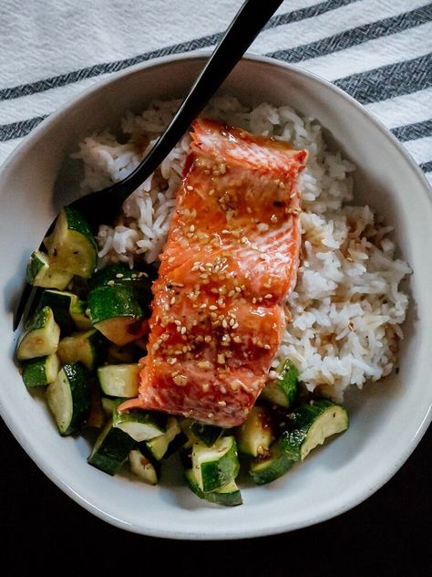 Salmon Veggies, Salmon Meal Prep, Clean Meal Prep, Garlic Honey, Macro Friendly Recipes, Salmon Seasoning, Teriyaki Salmon, Salmon And Rice, Salmon Dinner