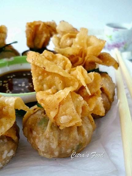 Money Bags Recipe, Money Bag Recipe, Minced Shrimp, How To Make Wontons, Asain Food, Minced Chicken, How To Make Dumplings, Hot Chili Sauce, Crispy Shrimp