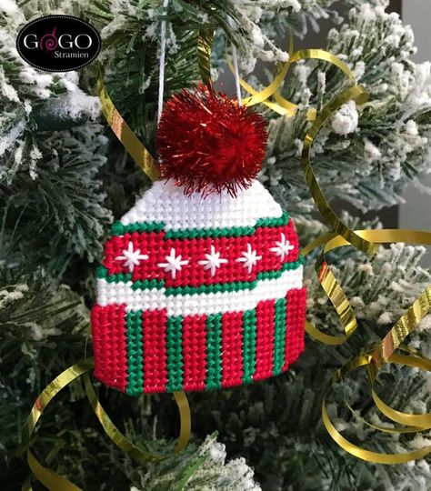 Kerstmutsje borduren van plastic stramien. Geborduurd op 10-mesh plastic canvas. 3D borduren. Christmas Tree Ornaments To Make, Canvas Ornaments, Plastic Canvas Ornaments, Plastic Canvas Christmas, Christmas Cross, Plastic Canvas Patterns, Canvas Patterns, Plastic Canvas, Cross Stitch Designs