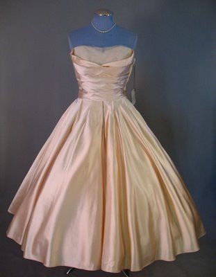 1950s Fred Perlberg  Couture Allure Vintage Fashion: New at Couture Allure - Vintage Designer Dresses Vintage Dress Design, Dresses 1950s, Vintage Party Dresses, Look Retro, Vintage Prom, Prom Dresses Vintage, فستان سهرة, Vintage Gowns, Vintage Couture