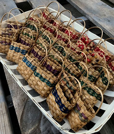 Straw Stars, Small Baskets, Weaving Diy, Basket Weaving Diy, Basket Weaving Patterns, Traditional Baskets, Basket Decor, Basket Making, Basket Case