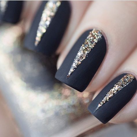 Unhas pretas e douradas Manicure Gold, New Years Eve Nails, Matte Nails Design, Gold Nail, Glitter Art, New Year's Nails, Prom Nails, Glitter Nail Art, Cute Nail Designs