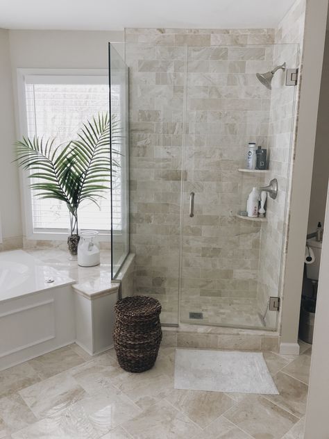 Tello and Rose designed a formal master bathroom with queen beige marble tile and white accents. White And Beige Bathroom, Beige And White Bathroom, Beige Marble Bathroom, Beige Tile Bathroom, Beige Marble Tile, Bathroom Beige, Beige Bathroom Ideas, Interior Simple, Bathroom Design Layout