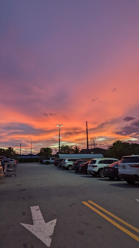 Parking Aesthetic, Parking Lot Sunset, Parking Lot Aesthetic, Clouds Wallpaper Iphone, Country Sunset, Blue Neighbourhood, Sky Photography Nature, Cloud Wallpaper, Mood Instagram