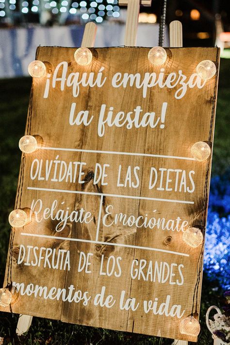 Ideas de 12 estilos de carteles para tu Gran Día. #MatrimoniosCl #Organizaciondebodas #Matrimonio #Boda #Novios #TipsNupciales #CaminoAlAltar #BodaChile #DecoracionDeMatrimonio  #IdeasParaMatrimonio #CartelesDeMatrimonio Ideas Aniversario, Mexican Wedding, What Matters Most, Team Bride, Wedding Time, Wedding Deco, Marry Me, Eminem, Future Wedding