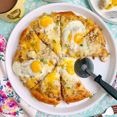 Sausage Gravy Breakfast Pizza | Foodtalk Sausage Gravy Breakfast Pizza, Sausage Gravy Breakfast, Flour Gravy, Gravy Breakfast, Homemade Sausage Gravy, Biscuit Crust, Potatoes Crispy, Lentil Burgers, Buttery Biscuits