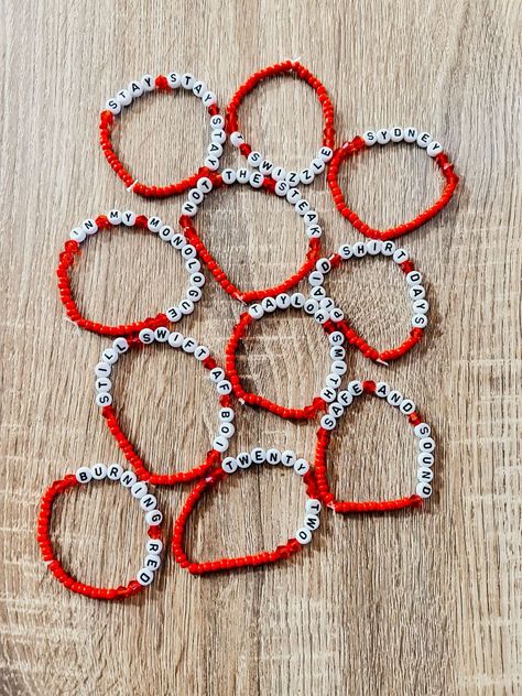 Red Era Friendship Bracelet, Bracelet Inspo Taylor Swift, Red Friendship Bracelet Ideas, Red Era Bracelet, Red Eras Tour Bracelets, Red Bracelets Taylor Swift, Red Friendship Bracelet Taylor Swift, Red Taylor Swift Bracelet, Red Bracelet Taylor Swift