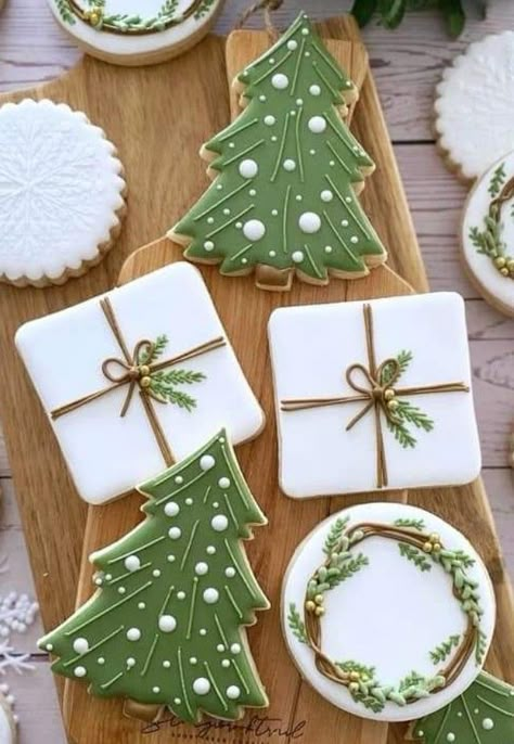 Aesthetic Christmas Cookies, Christmas Sugar Cookie Designs, Royal Icing Christmas Cookies, Christmas Cookie Decorating Ideas, Holiday Baked Goods, Different Cookies, Cookies Valentines Day, Christmas Treat Ideas, Christmas Cookie Boxes