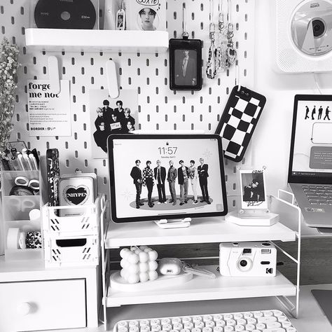 Black And White Room Inspo Aesthetic, Black And White Pegboard, Room Ideas Aesthetic White And Black, Black And White Rooms Aesthetic, Aesthetic Room Ideas Black And White, Monochrome Room Ideas, Korean Room Aesthetic Black, Black And White Desk Setup Aesthetic, Room Ideas Aesthetic Kpop Enhypen