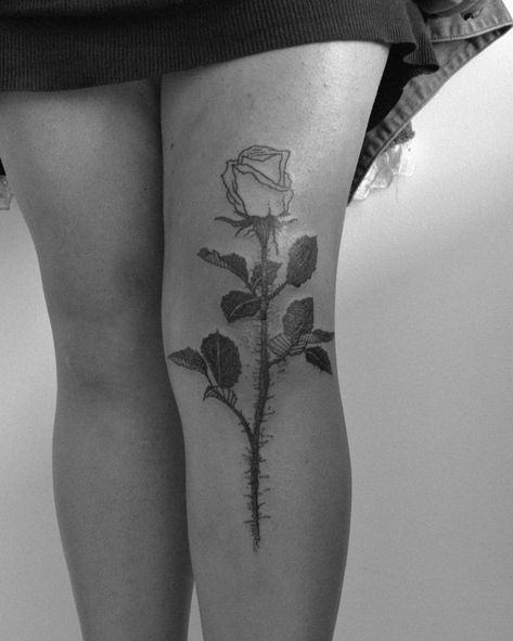 Charming Rose Tattoo Surgery Tattoo, Leg Scars, Upper Thigh Tattoos, Cute Thigh Tattoos, Tattoo Over Scar, Scar Cover Up, Tattoos To Cover Scars, Scar Tattoo, Omerta Tattoo