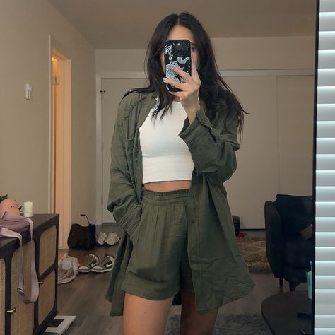 100% Cotton New With Tags Aerie Olive Green Shorts With Pockets Size Small Olive Shorts Outfit, Summer Lounge Outfit, Green Shorts Outfit, Cargo Shorts Outfit, Olive Green Outfit, Aerie Shorts, Olive Shorts, Fashion Show Dresses, 2025 Style